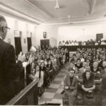 Pastor evangèlic predicant davant una congregació plena durant els anys del franquisme (fotografia històrica)