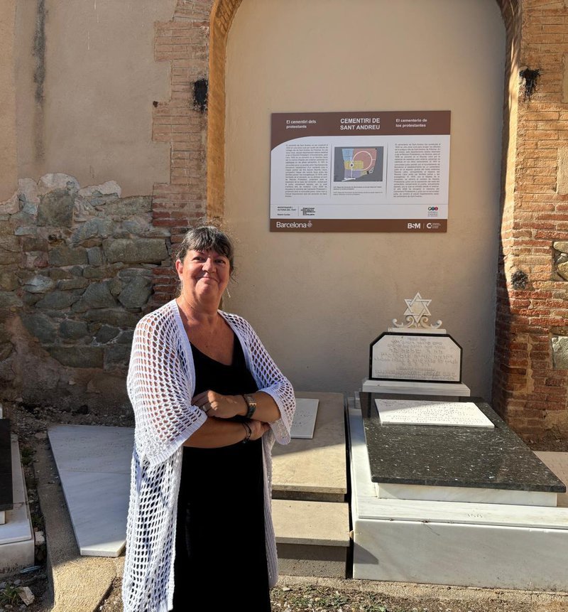 Noemí Cortès davant la placa del cementiri protestant de Sant Andreu, autora de l’estudi sobre els cementiris protestants de Barcelona