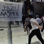 Cartell escrit a mà «Pazi! Snajper» (Compte, franctirador) en un carrer de Sarajevo durant el setge