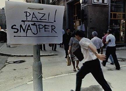 Cartell escrit a mà «Pazi! Snajper» (Compte, franctirador) en un carrer de Sarajevo durant el setge